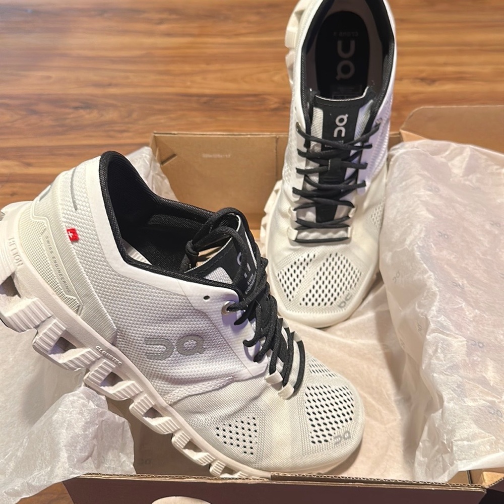 New in Box Women OnCloud X Running Shoes